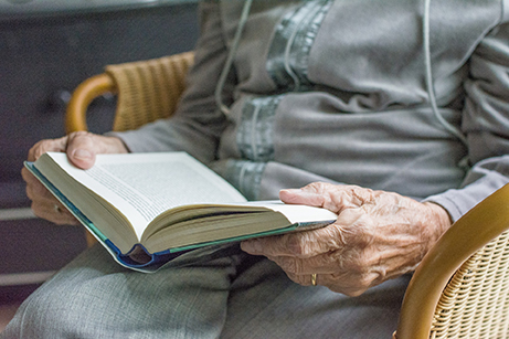 Mãos + livro